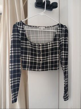 Brandy Melville Black and White Plaid Long-Sleeve Crop Top